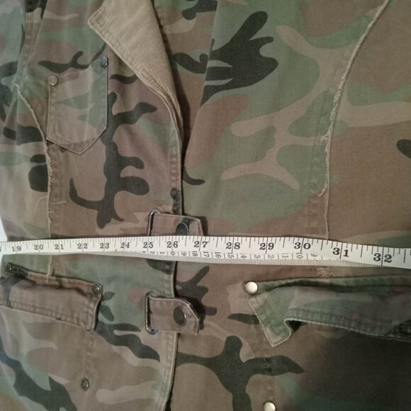 Military-style camouflage chic jacket with asymmetrical pockets and patches - Picture 5 of 9